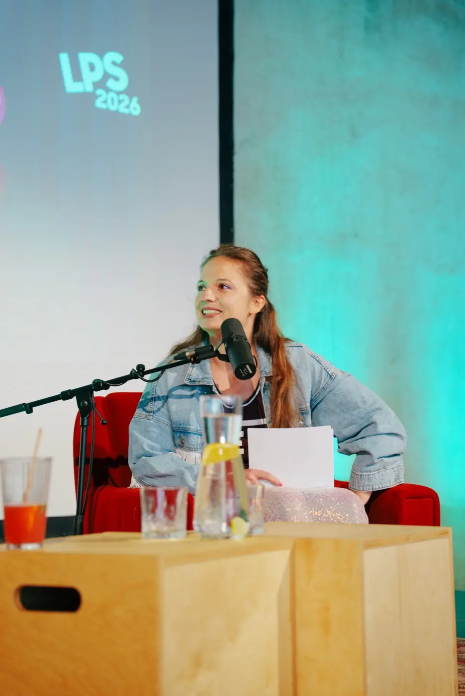 Moderatorka podcastu na podiu live show
