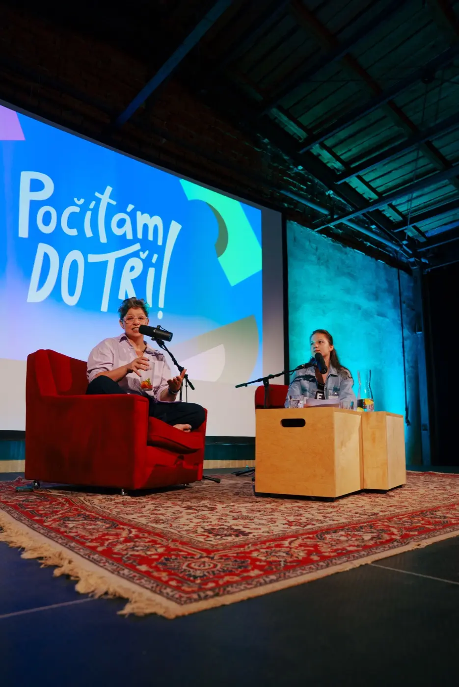 Moderatorky na podiu pred projekci Pocitam do tri