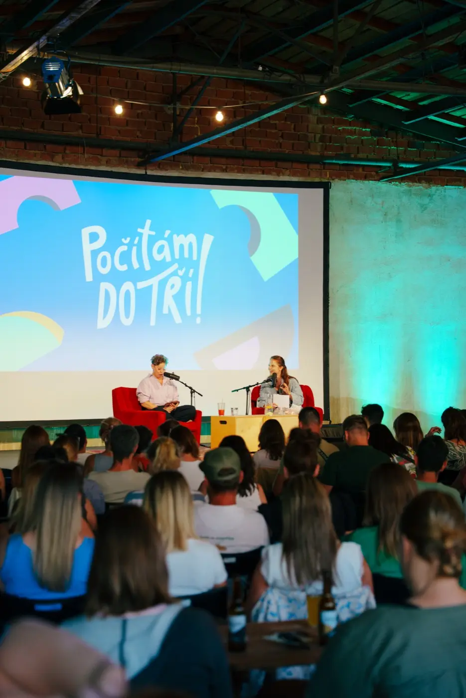 Publikum pred podiem s projekci live show